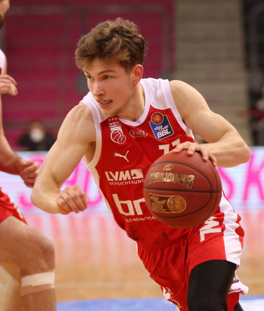 曼成功突围 曼成功突围